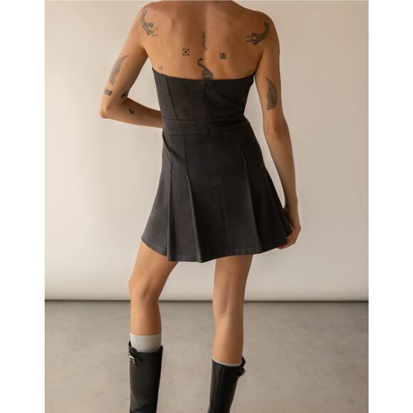 OAK + FORT Charcoal Strapless Mini Dress - Picture 2 of 5
